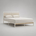 Lit double 160 × 200 cm en acier blanc cassé avec tête de lit en tissu beige et décor chêne clair, 166 × 207 × 100 cm