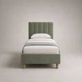 Lit simple rembourré avec revêtement en polyester vert sauge et tête de lit à panneaux verticaux, couchage 90 x 190 cm, dimensions 205 x 100 x 120 cm